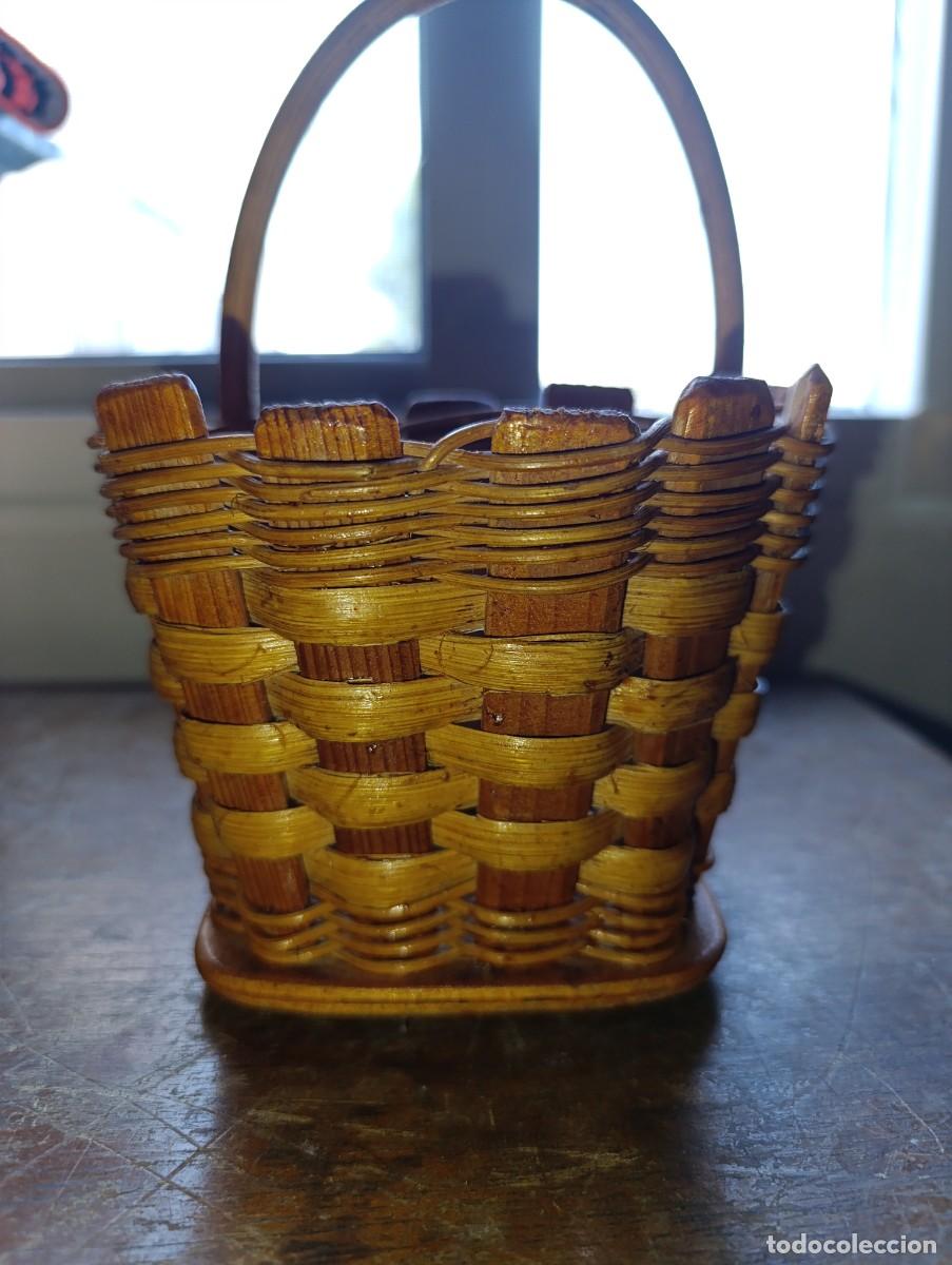 Antig&uuml;edades: Cestita de madera y mimbre - Foto 2