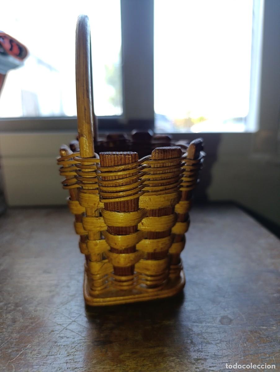 Antig&uuml;edades: Cestita de madera y mimbre - Foto 3