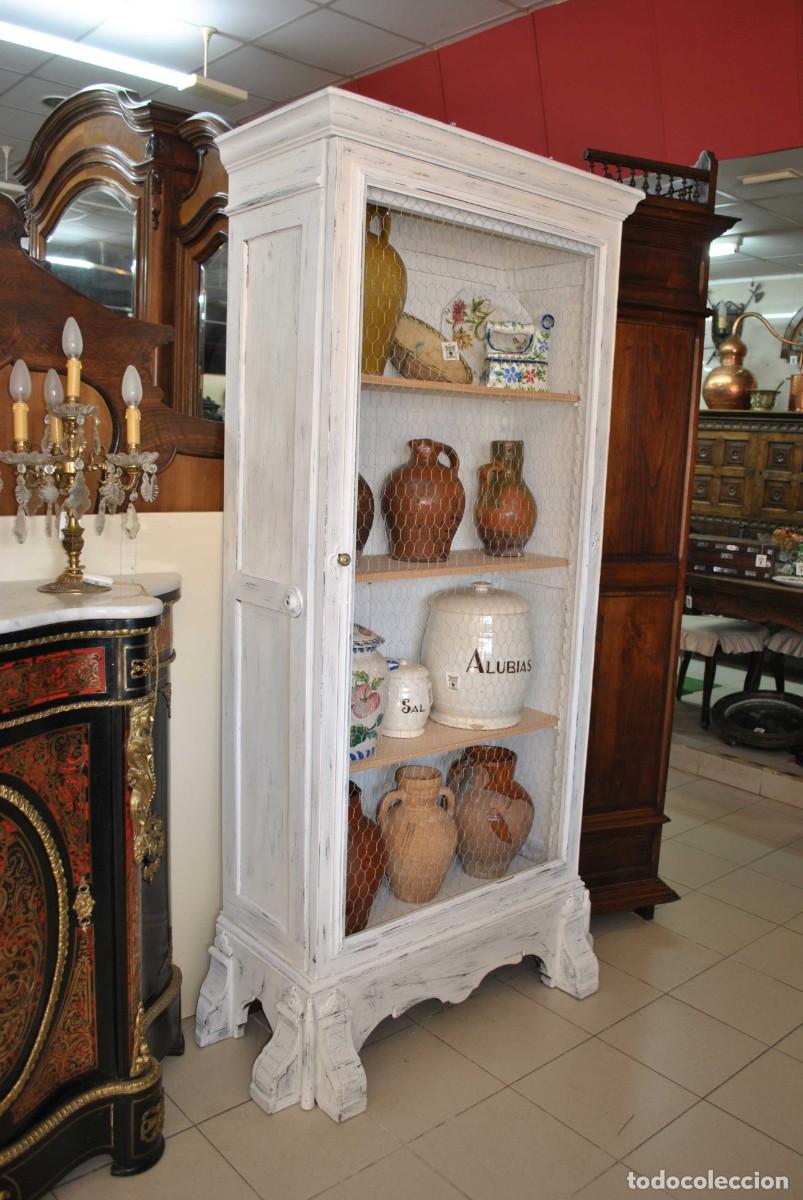 Antig&uuml;edades: VITRINA BLANCA DE MADERA DECAPADA - Foto 2