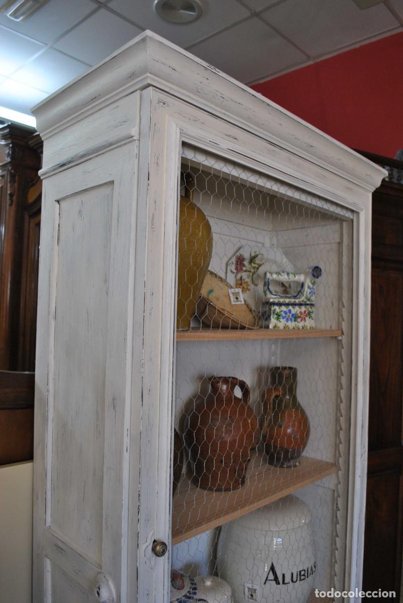 Antig&uuml;edades: VITRINA BLANCA DE MADERA DECAPADA - Foto 3