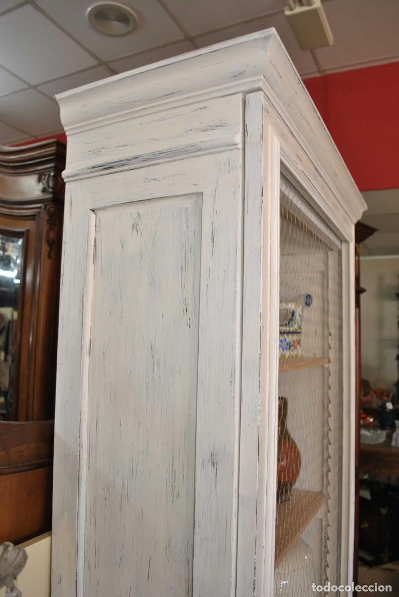 Antig&uuml;edades: VITRINA BLANCA DE MADERA DECAPADA - Foto 4