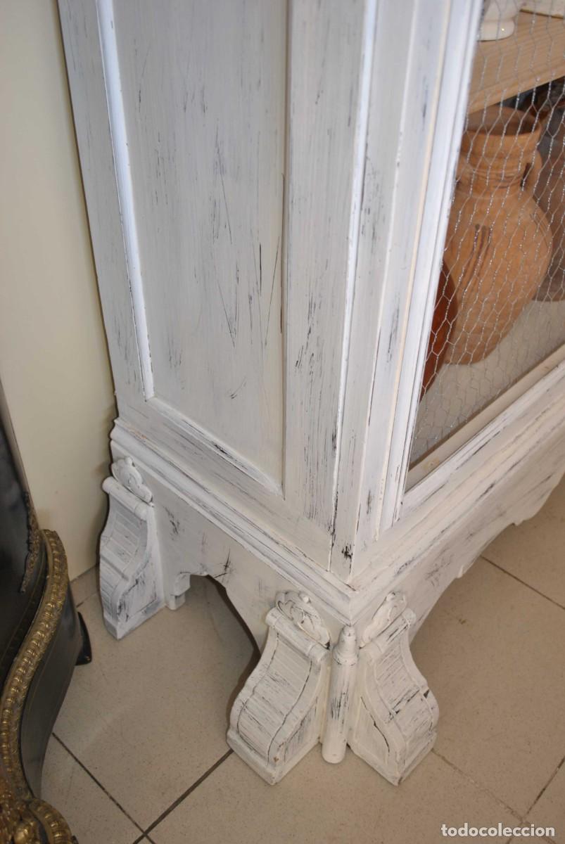 Antig&uuml;edades: VITRINA BLANCA DE MADERA DECAPADA - Foto 5