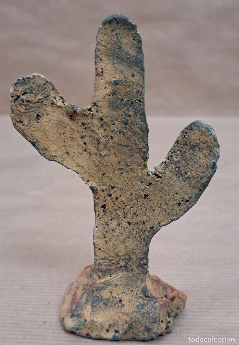 Antig&uuml;edades: Figura de cactus en barro - Foto 2