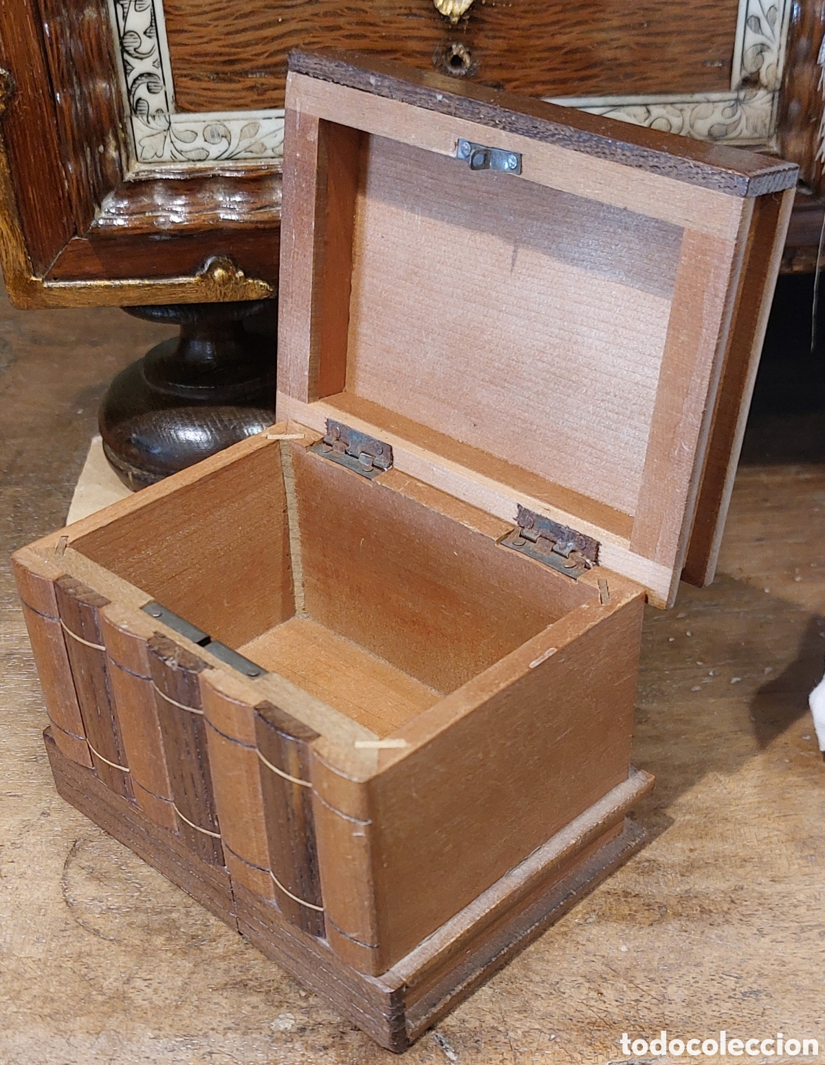 Antig&uuml;edades: Caja de marqueter&iacute;a simulando libros, con caj&oacute;n secreto. - Foto 4