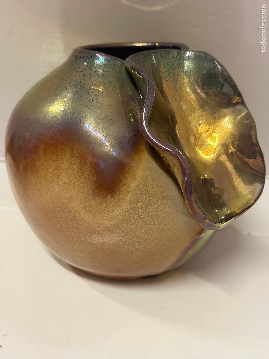 Antiguidades: Precioso jarron de ceramica detalles dorados o iridiscentes. Mide unos 13cms alto. Firma ilegible