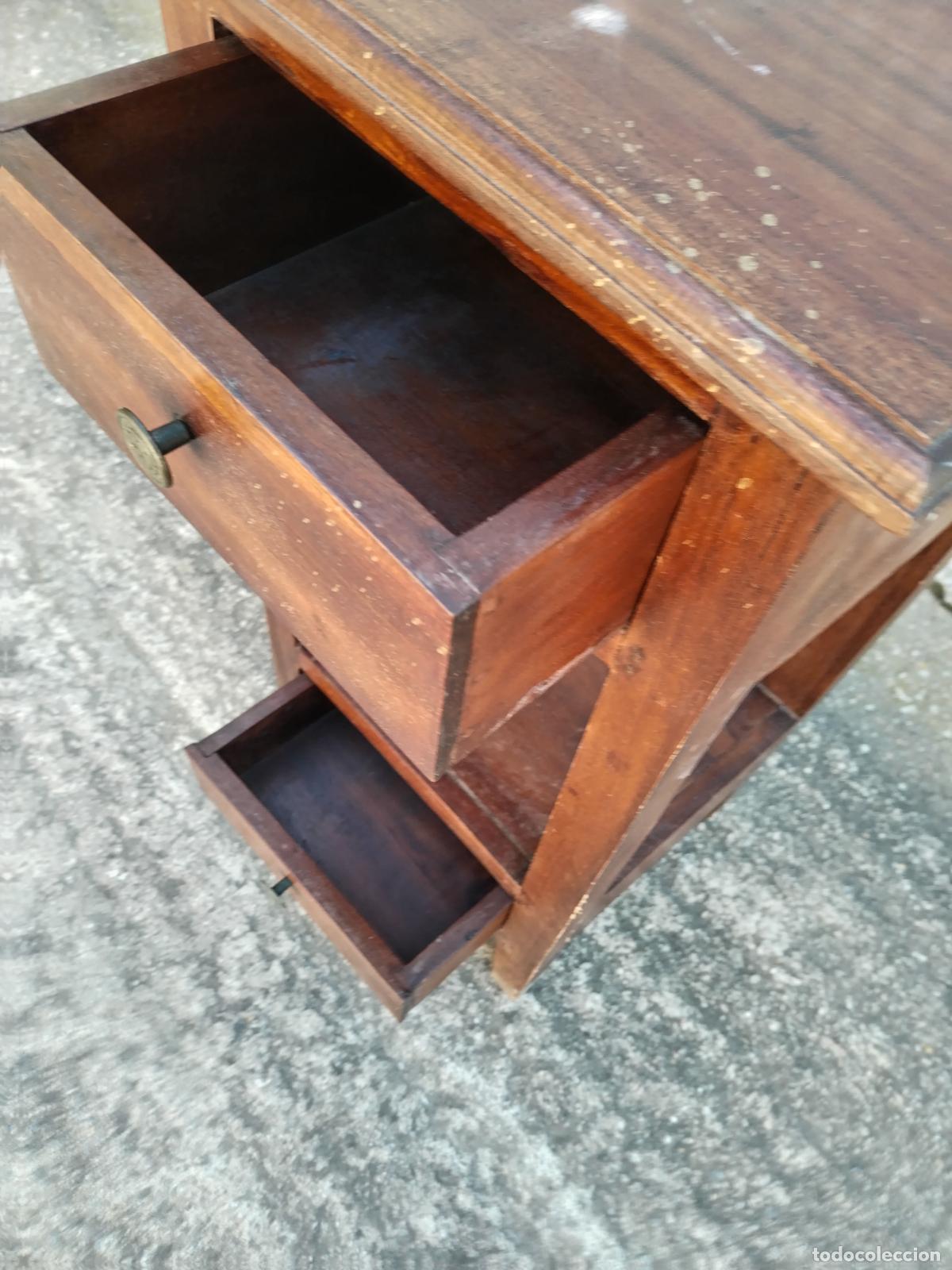 Antig&uuml;edades: mesa auxiliar de madera tropical - Foto 5