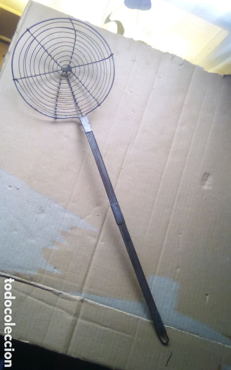 Antiquit&auml;ten: Antigua paleta espumadera para hacer bu&ntilde;uelos o frituras. Mide 54 cm.