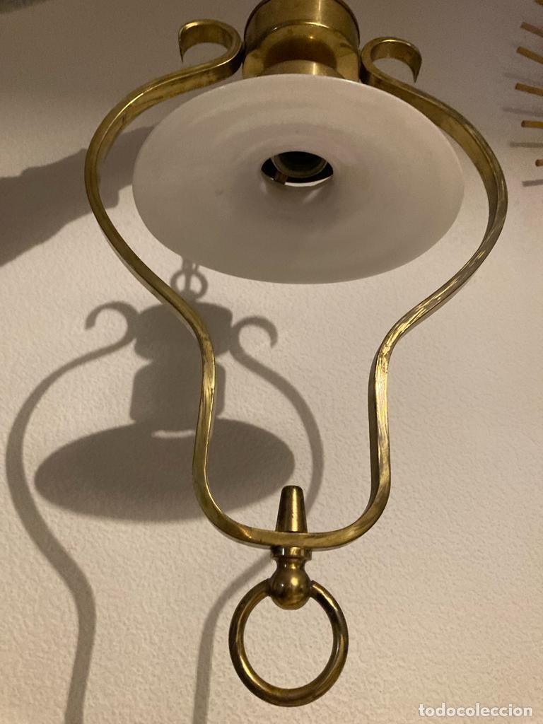 Antig&uuml;edades: Lampara antigua lat&oacute;n y opalina blanca - Foto 3
