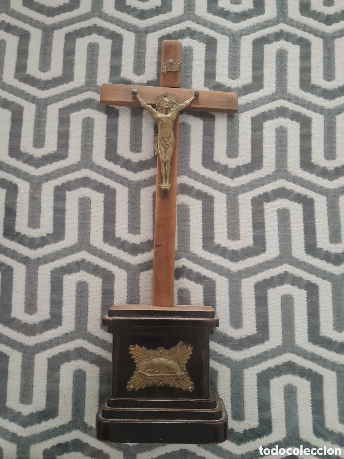 Antig&uuml;edades: Cruz de madera con base de 10 x 34 - Foto 1