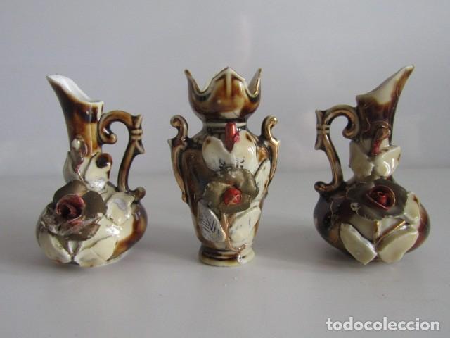 Antiques: PRECIOSO SET DE 3 JARRON Y JARRITAS DE PORCELANA EN MINIATURA RAR