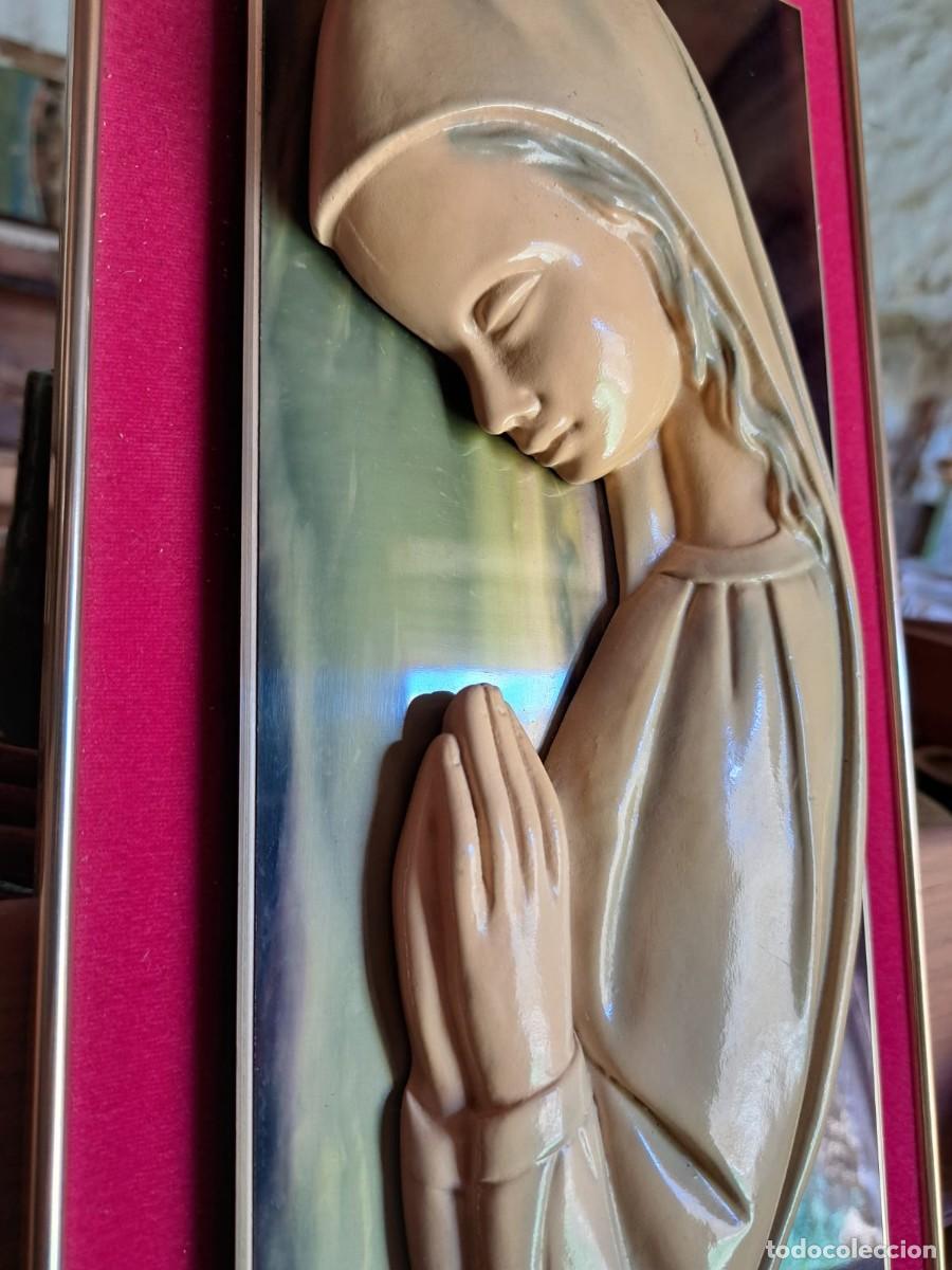Antig&uuml;edades: Cuadro Virgen escayola policromada - Foto 3
