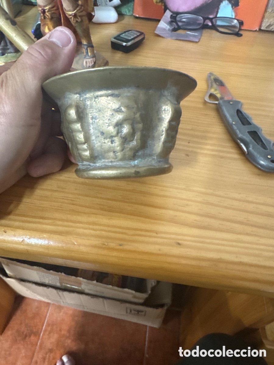 Antig&uuml;edades: mortero espa&ntilde;ol 4 costillas y escudos esferas venteaduras desgastes p&aacute;tina bronce 9x12cms