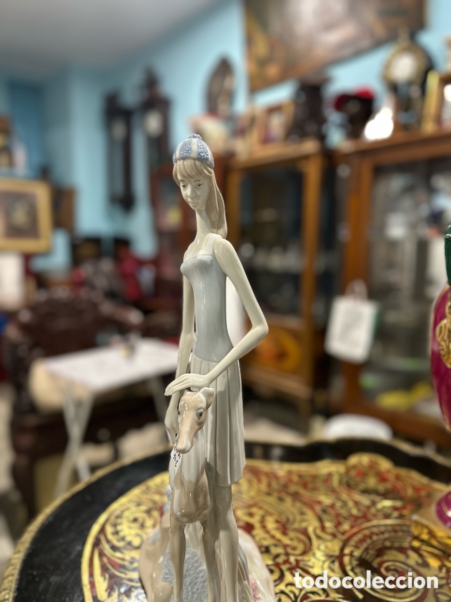 Antig&uuml;edades: Porcelana mujer con galgo - Foto 2