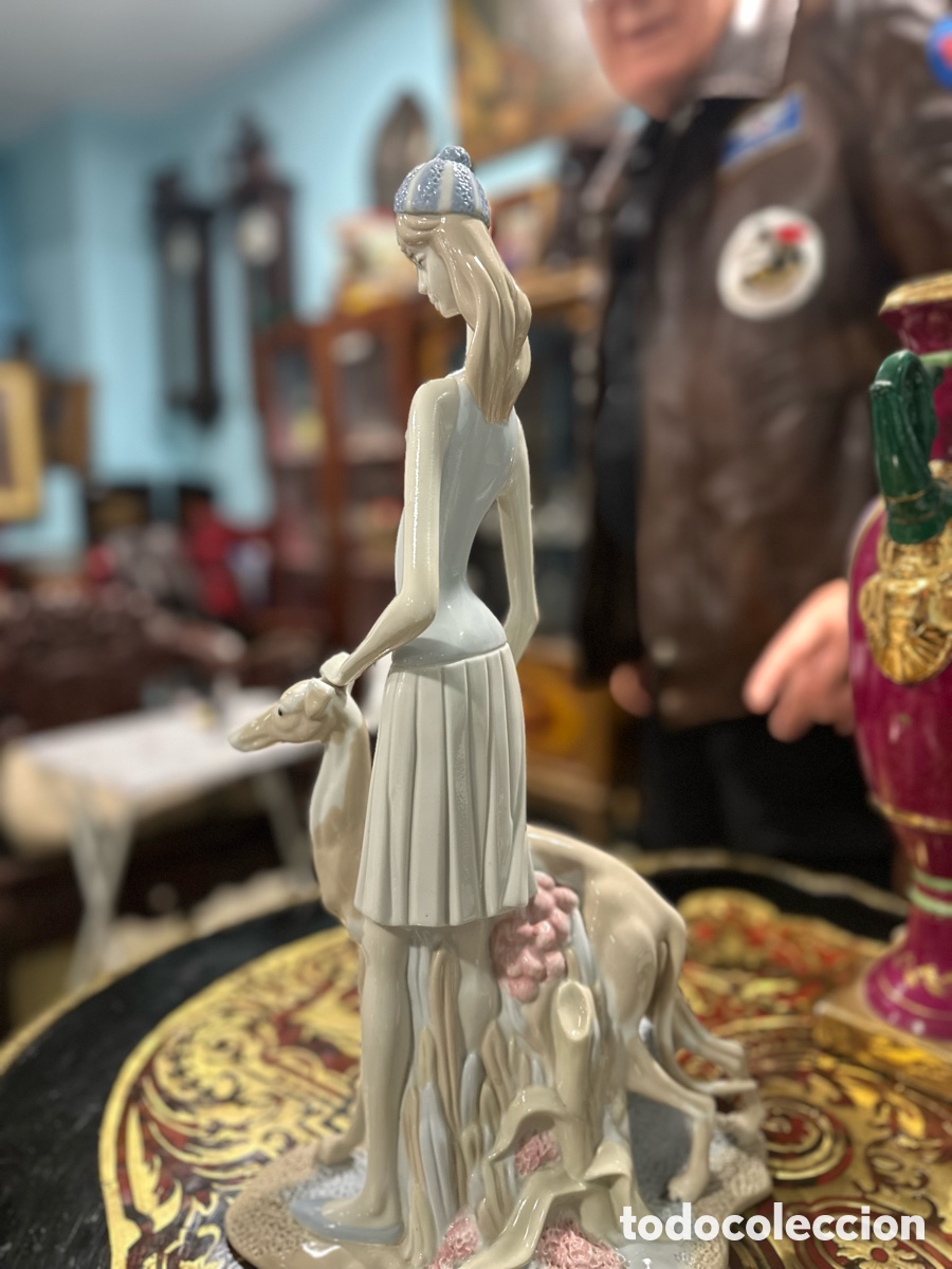 Antig&uuml;edades: Porcelana mujer con galgo - Foto 4