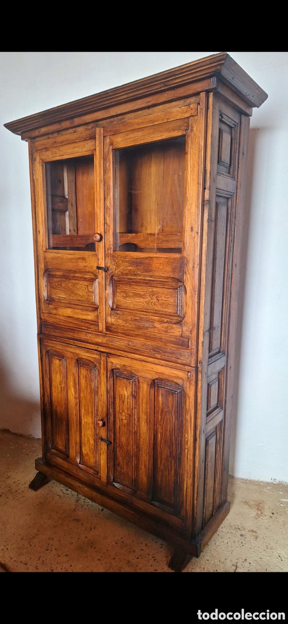 Antiquit&eacute;s: Lacena de madera con gran espacio.