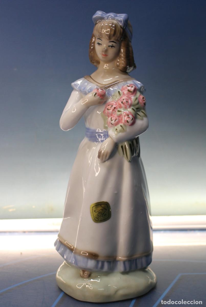 Antig&uuml;edades: Figura de porcelana Sanbo. Ni&ntilde;a con flores. Espa&ntilde;a.