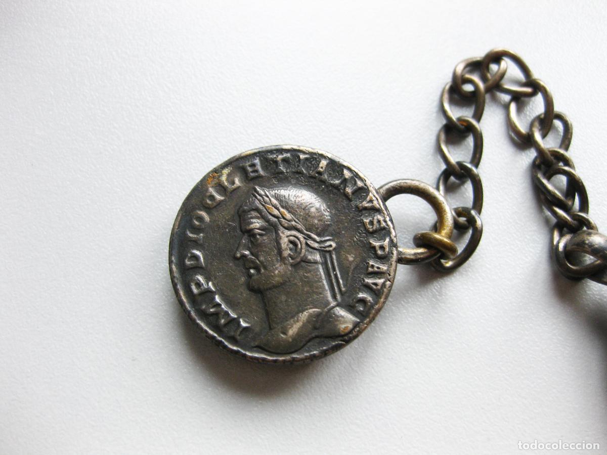Antig&uuml;edades: ANTIGUO BROCHE DE CAPA CON FORMA DE MONEDAS ROMANAS - Foto 3