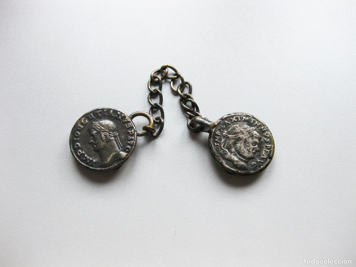 Antig&uuml;edades: ANTIGUO BROCHE DE CAPA CON FORMA DE MONEDAS ROMANAS - Foto 1