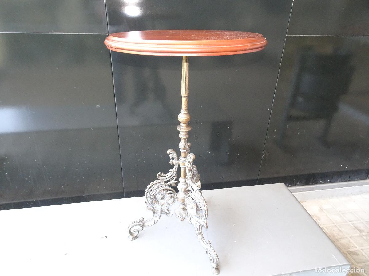 Antig&uuml;edades: Mesa auxiliar en bronce y madera - Foto 1