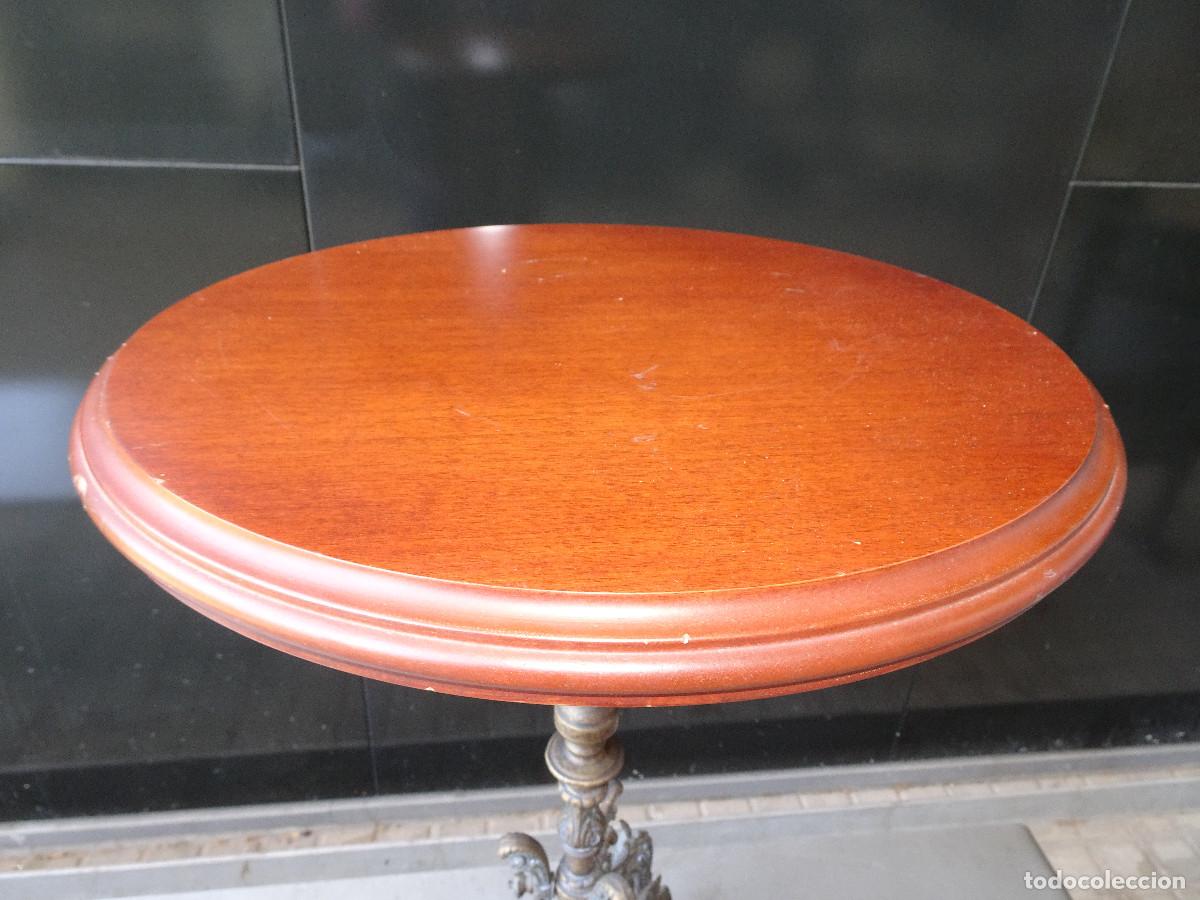 Antig&uuml;edades: Mesa auxiliar en bronce y madera - Foto 2