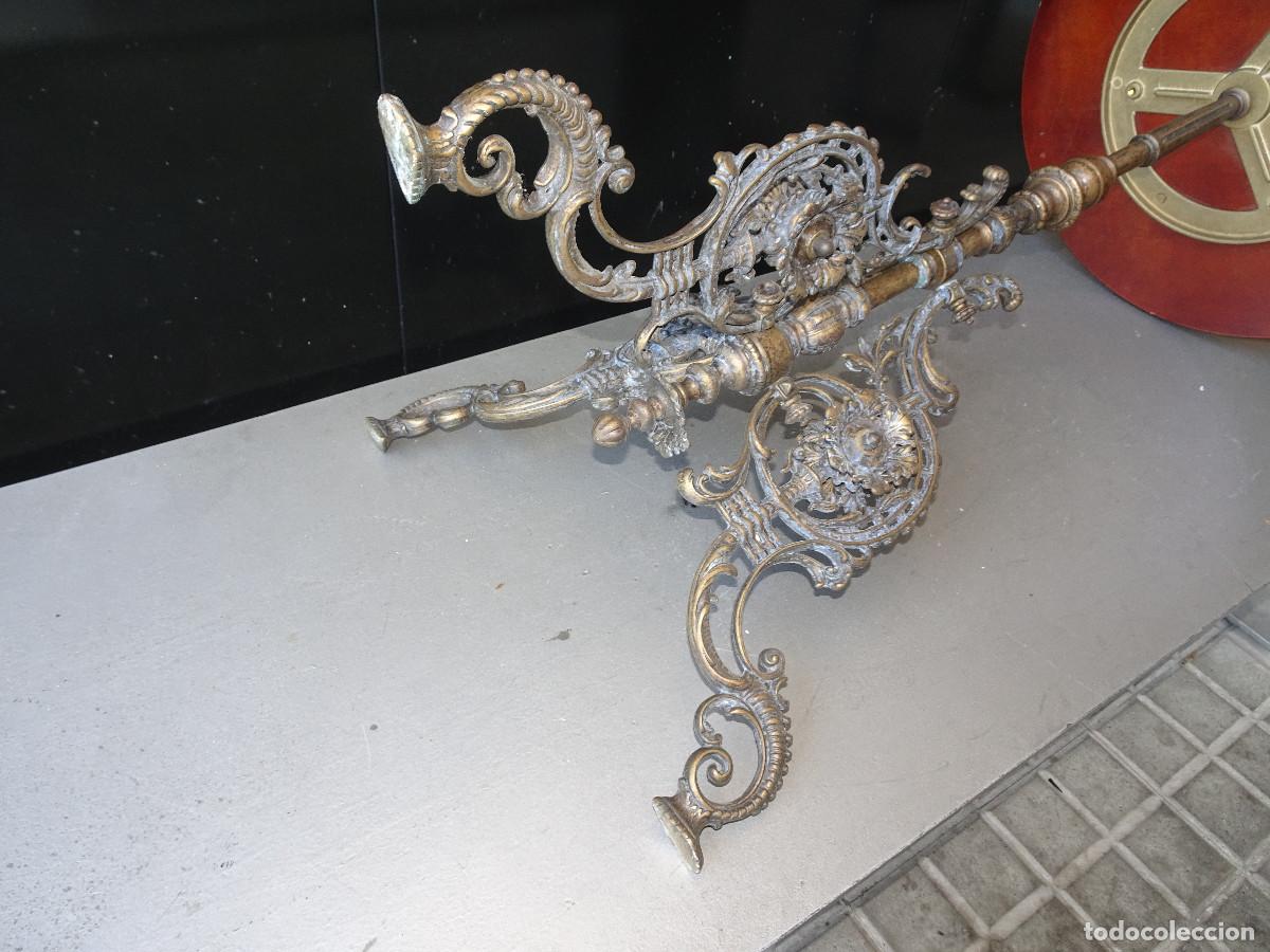 Antig&uuml;edades: Mesa auxiliar en bronce y madera - Foto 6