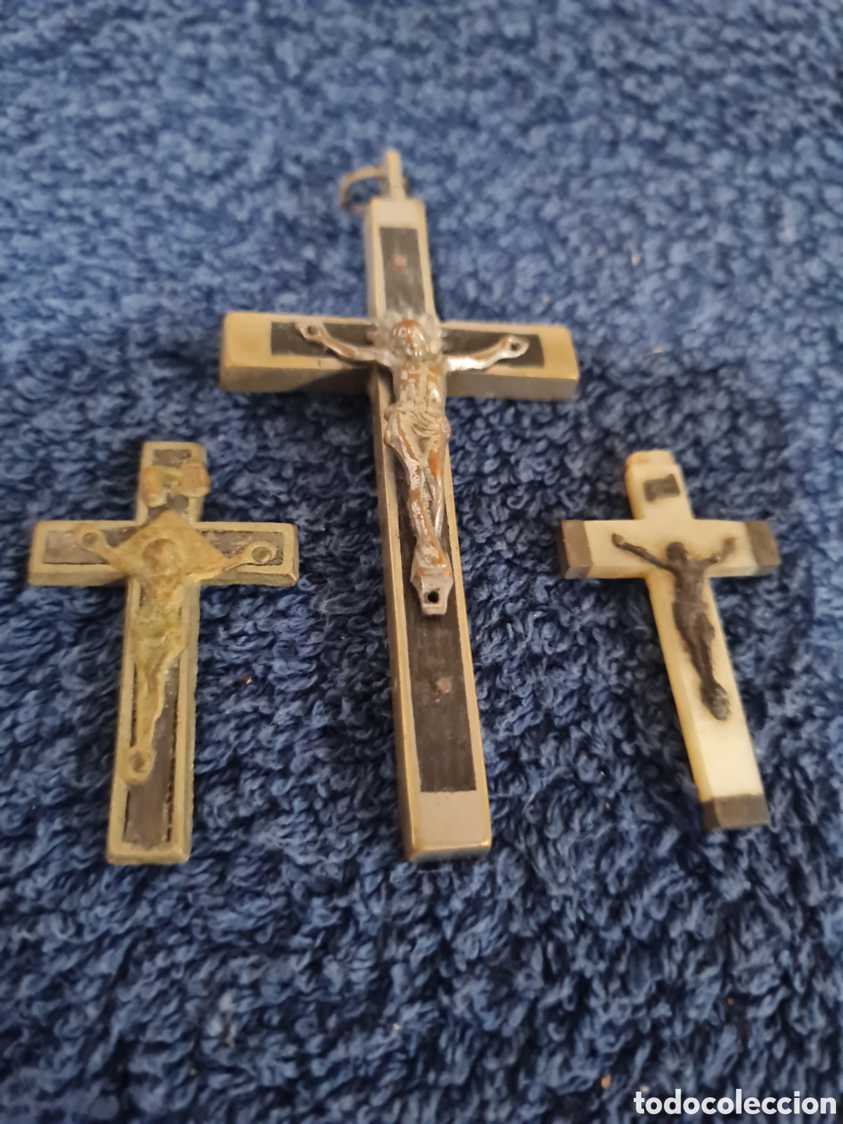 Antig&uuml;edades: 3 cruces demetal y nacar antiguas - Foto 1