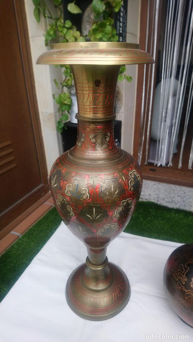 Antig&uuml;edades: 2 jarrones ind&uacute;es de lat&oacute;n cincelado - Foto 2