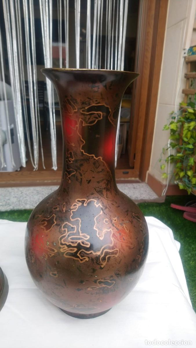Antig&uuml;edades: 2 jarrones ind&uacute;es de lat&oacute;n cincelado - Foto 3