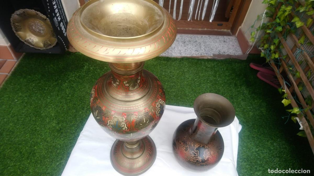 Antig&uuml;edades: 2 jarrones ind&uacute;es de lat&oacute;n cincelado - Foto 4