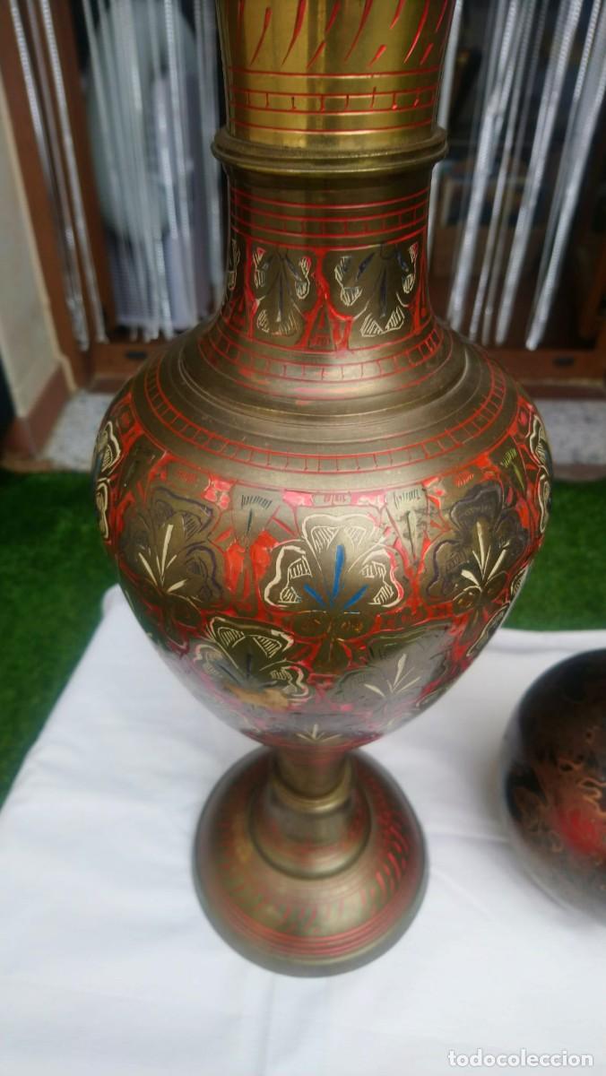 Antig&uuml;edades: 2 jarrones ind&uacute;es de lat&oacute;n cincelado - Foto 5