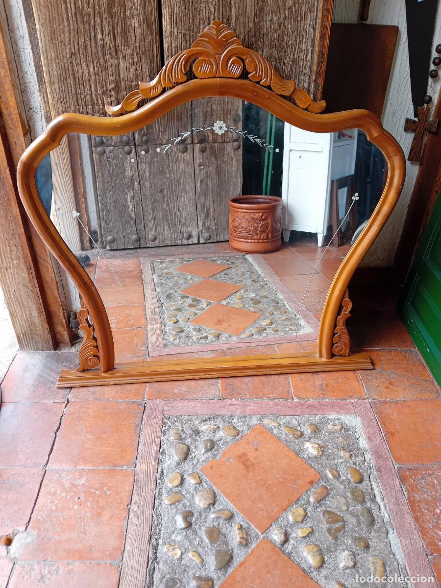 Antig&uuml;edades: Espejo con copete d&eacute;cada de los 50 con luna biselada con flores - Foto 1