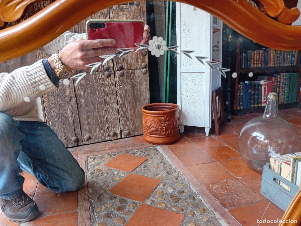 Antig&uuml;edades: Espejo con copete d&eacute;cada de los 50 con luna biselada con flores - Foto 2