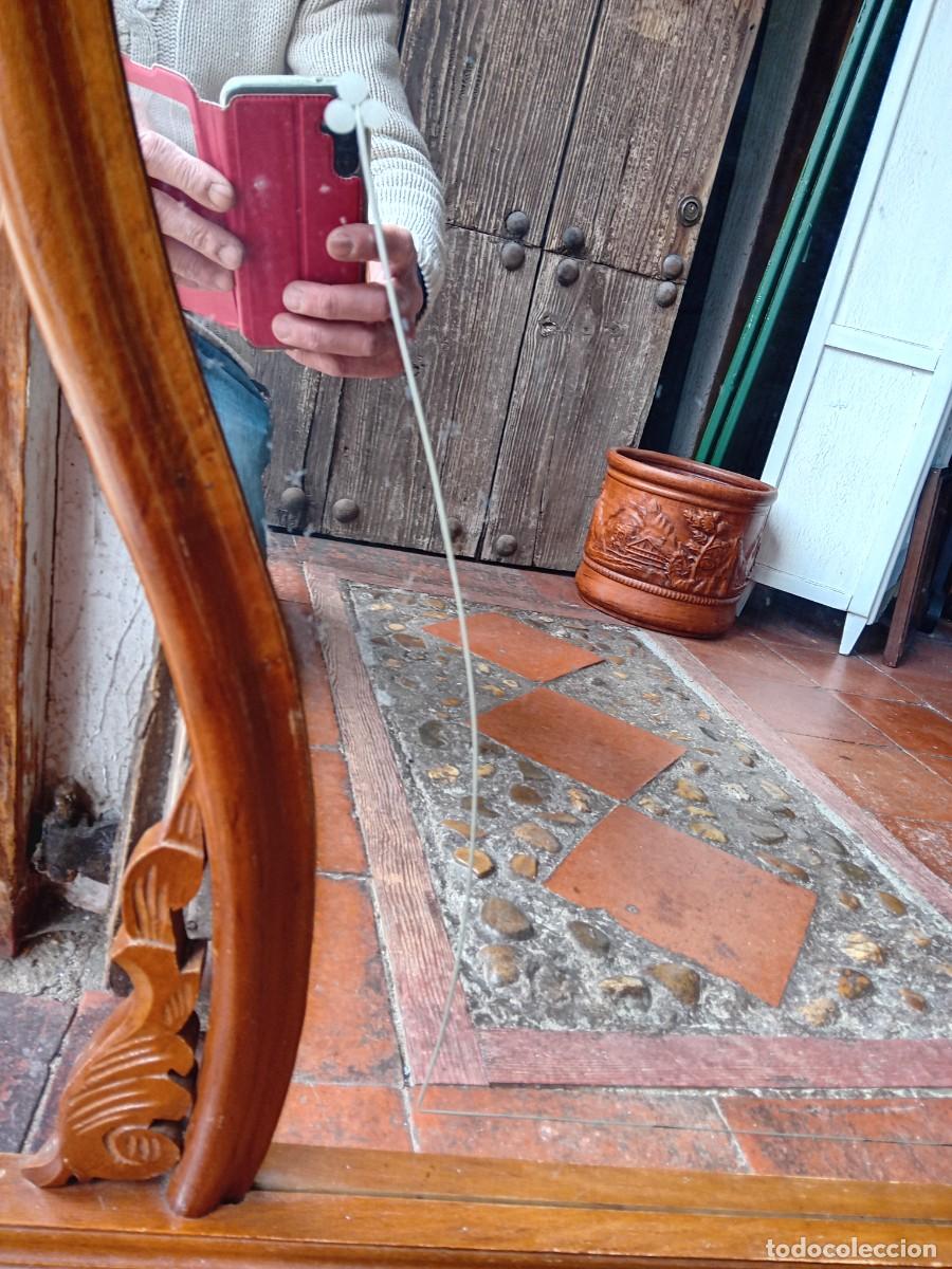 Antig&uuml;edades: Espejo con copete d&eacute;cada de los 50 con luna biselada con flores - Foto 3