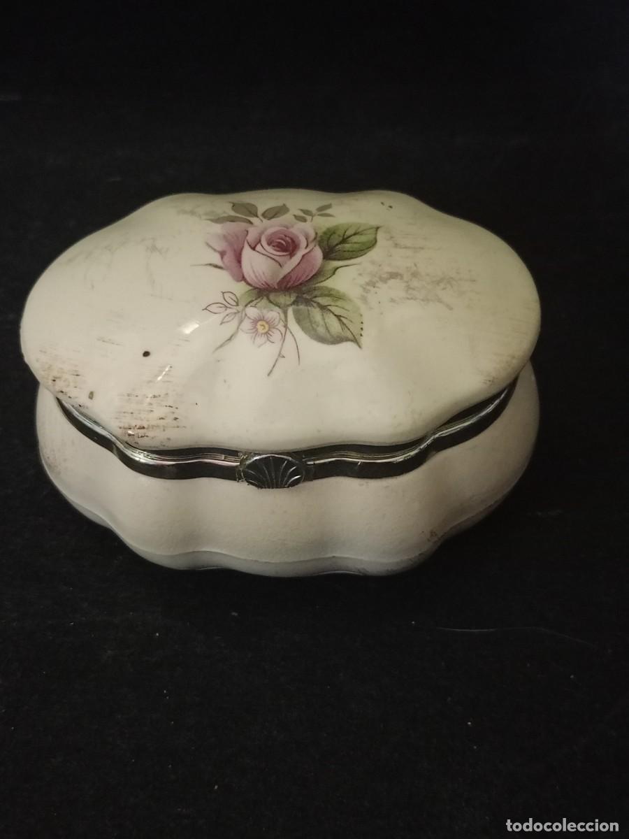 Antig&uuml;edades: cajita de porcelana con dibujo de lila