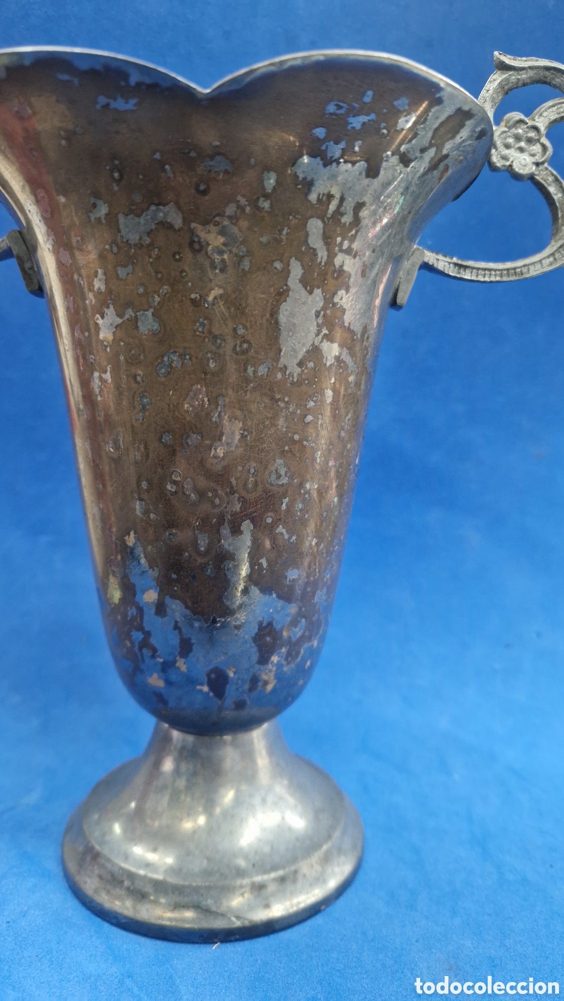 Antig&uuml;edades: Copa, jarron de metal y calamina - Foto 3