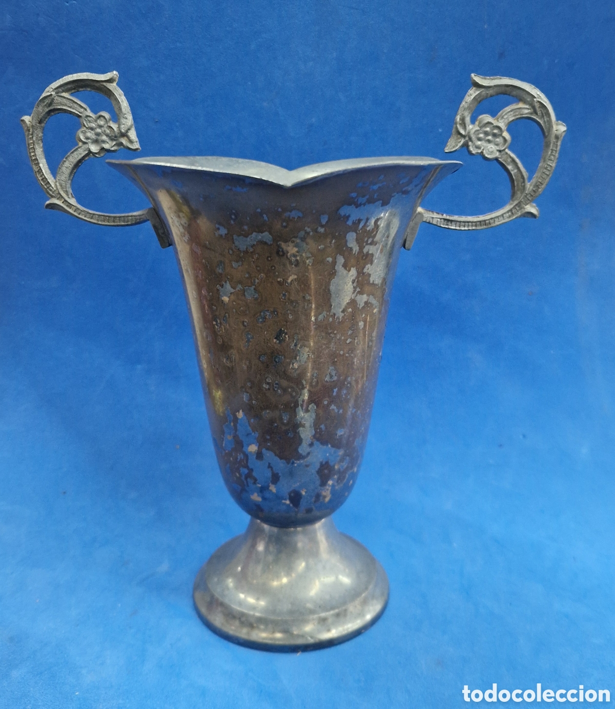 Antig&uuml;edades: Copa, jarron de metal y calamina - Foto 1