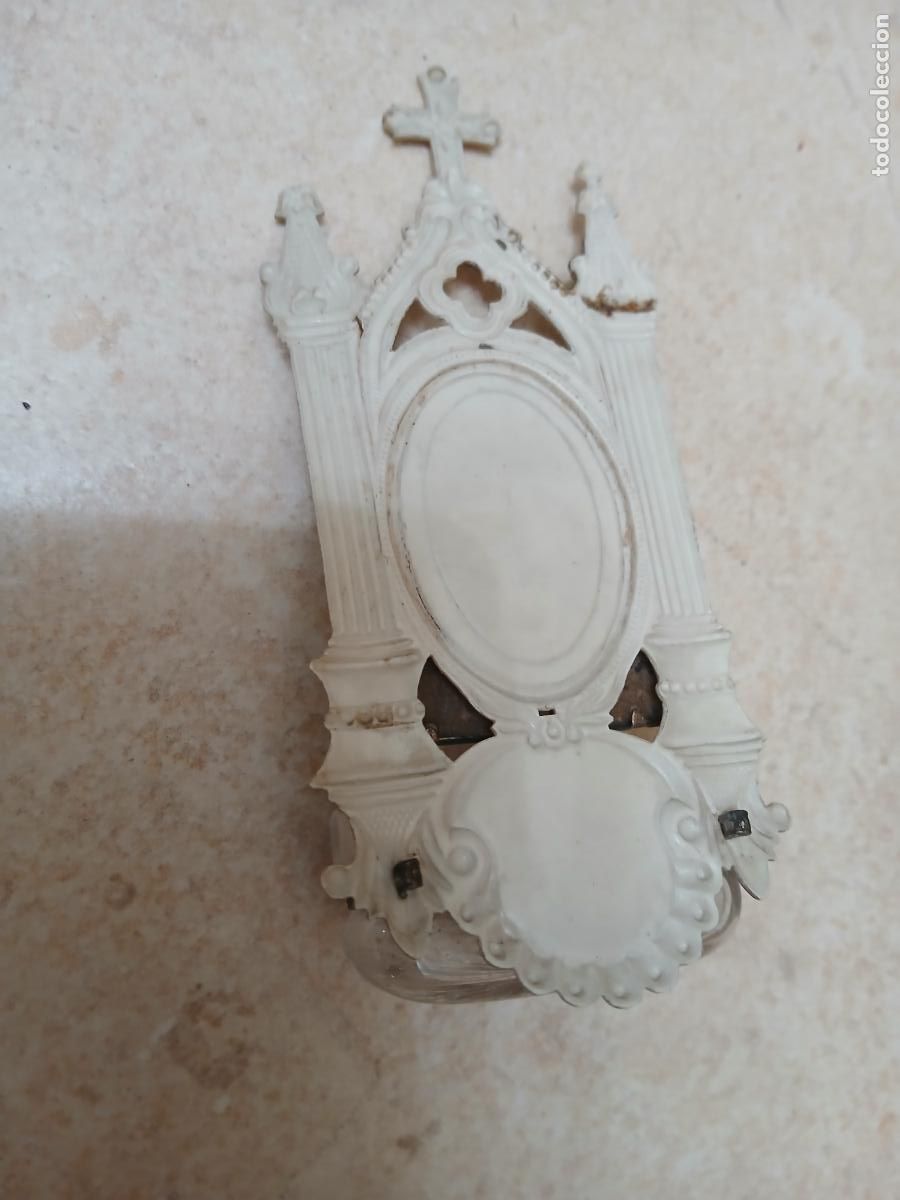 Antig&uuml;edades: Benditera virgen pl&aacute;stico y cristal - Foto 2