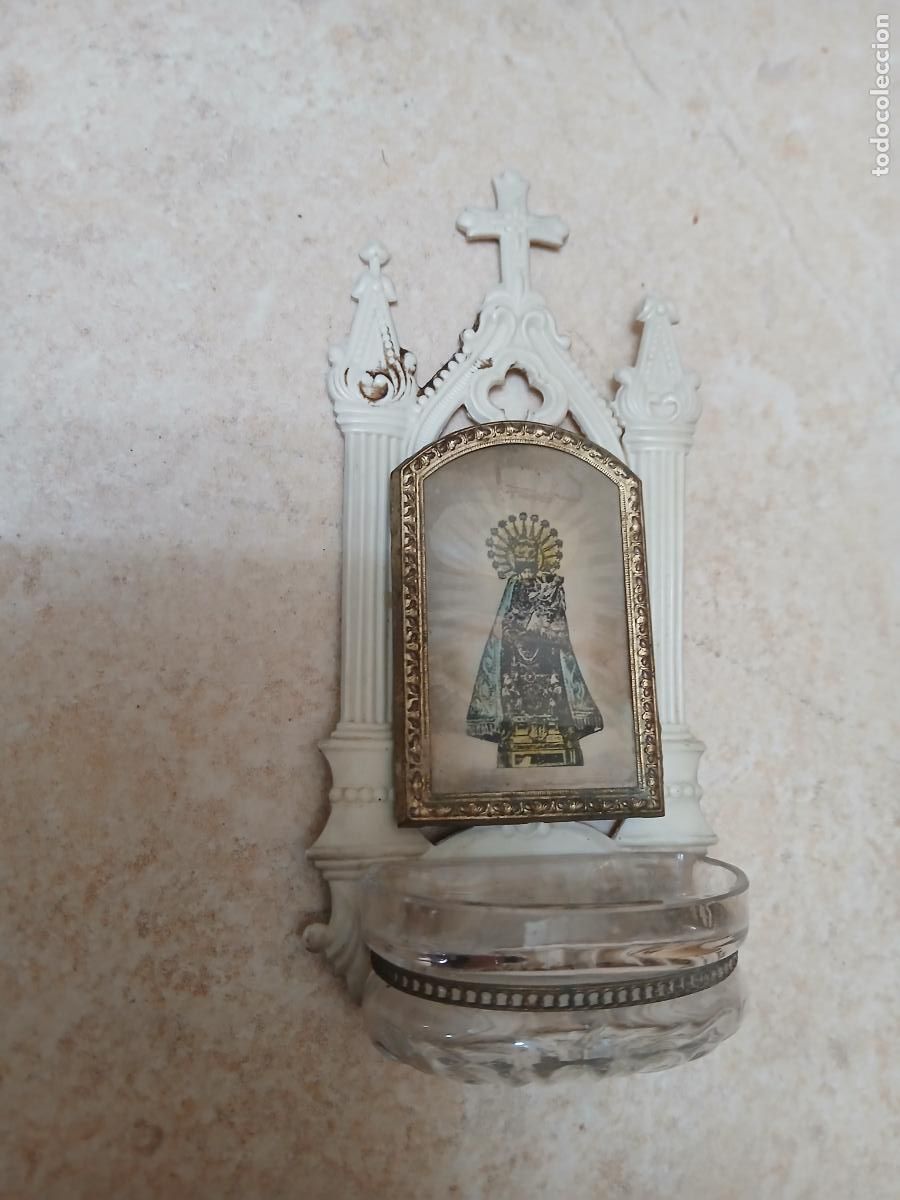 Antig&uuml;edades: Benditera virgen pl&aacute;stico y cristal - Foto 1