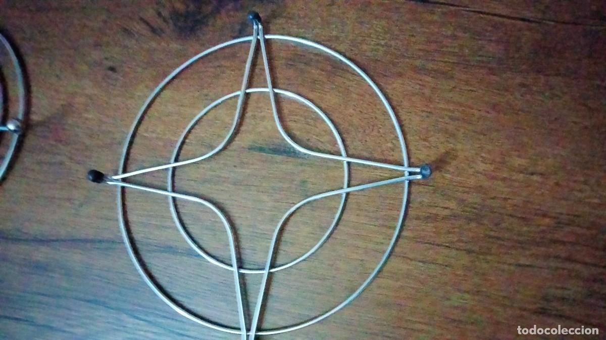 Antig&uuml;edades: salvamanteles de metal - Foto 2