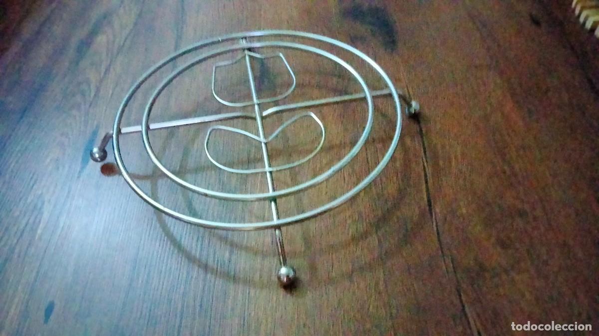 Antig&uuml;edades: salvamanteles de metal - Foto 2
