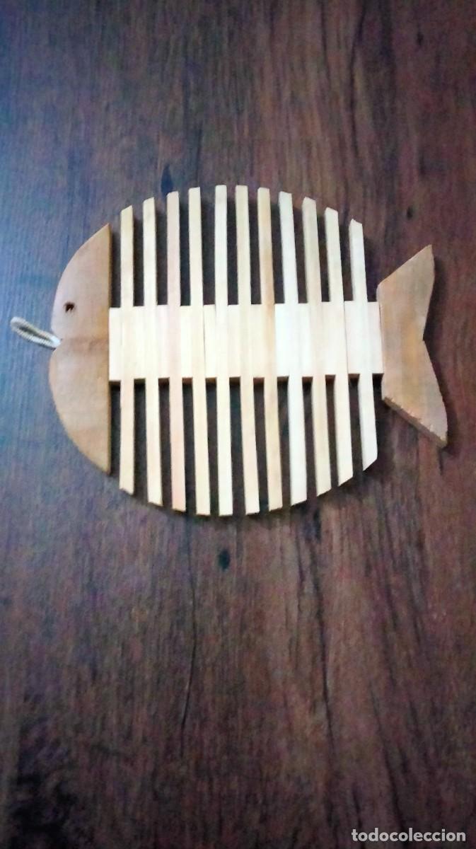 Antig&uuml;edades: salvamanteles de madera en forma de pez - Foto 1