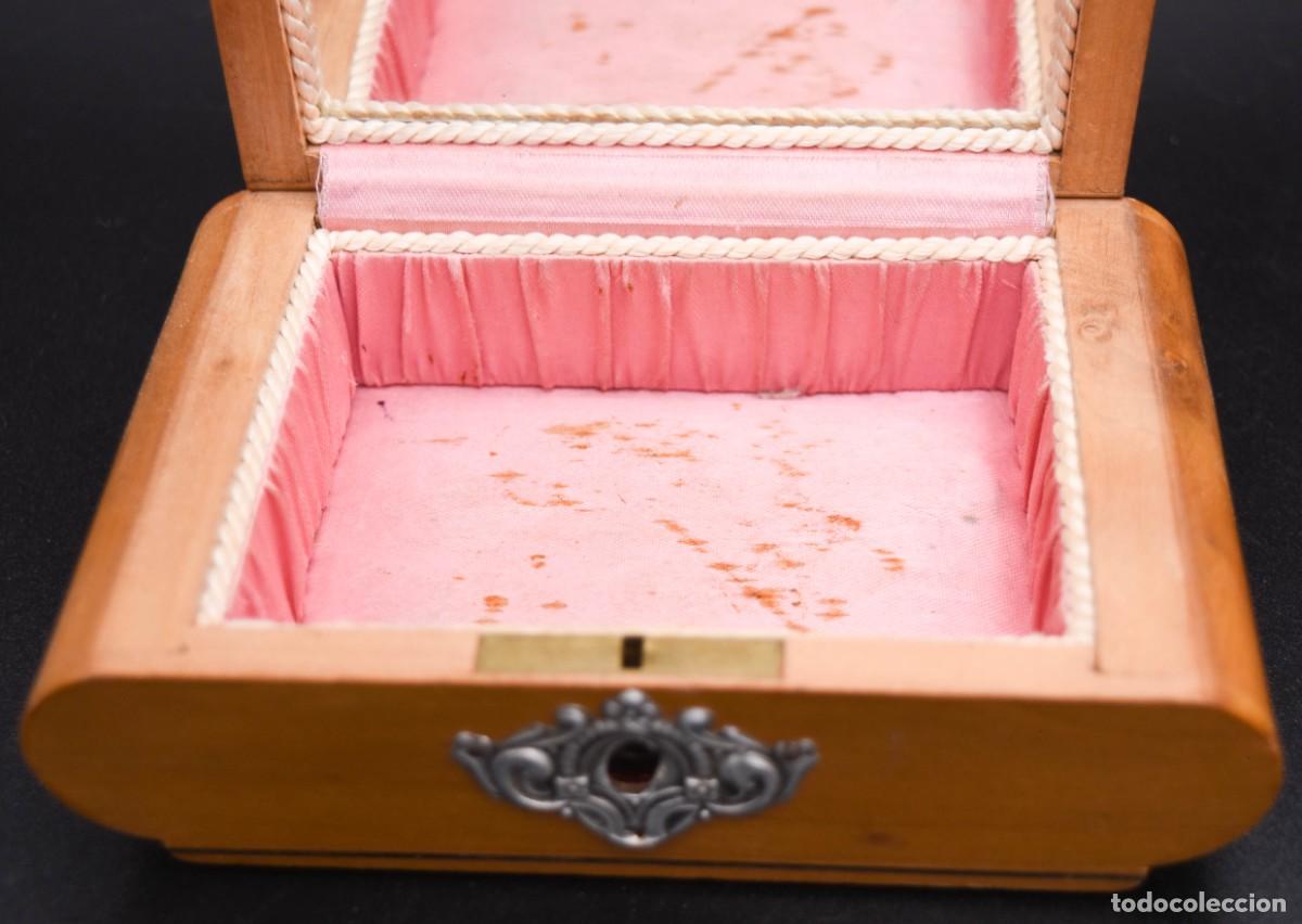 Antig&uuml;edades: Caja realizada en madera - Foto 4