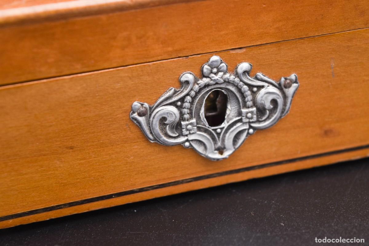 Antig&uuml;edades: Caja realizada en madera - Foto 6