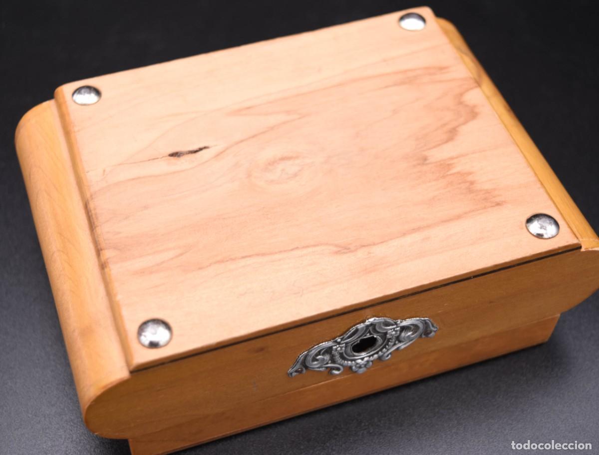Antig&uuml;edades: Caja realizada en madera - Foto 8