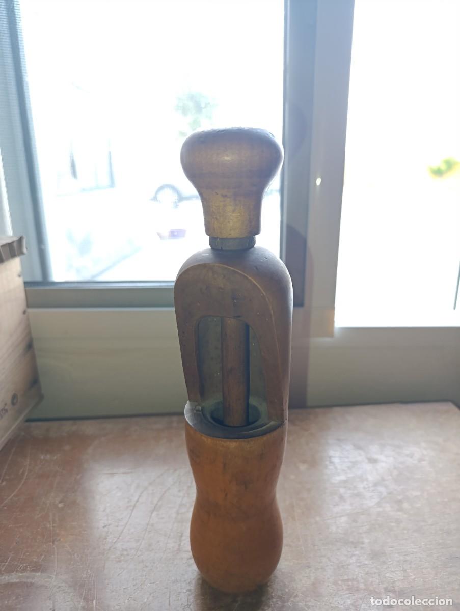 Antig&uuml;edades: Antiguo encorchador de madera - Foto 1