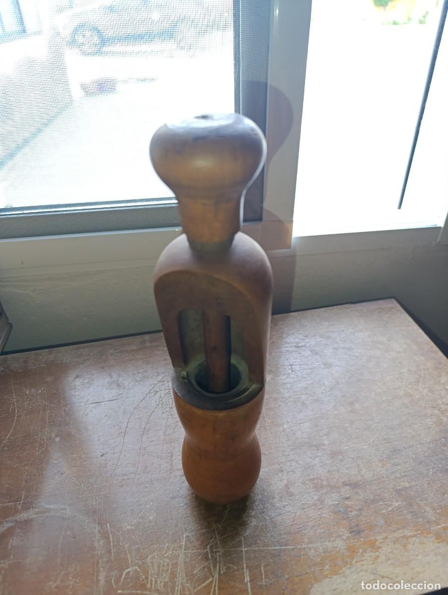 Antig&uuml;edades: Antiguo encorchador de madera - Foto 2