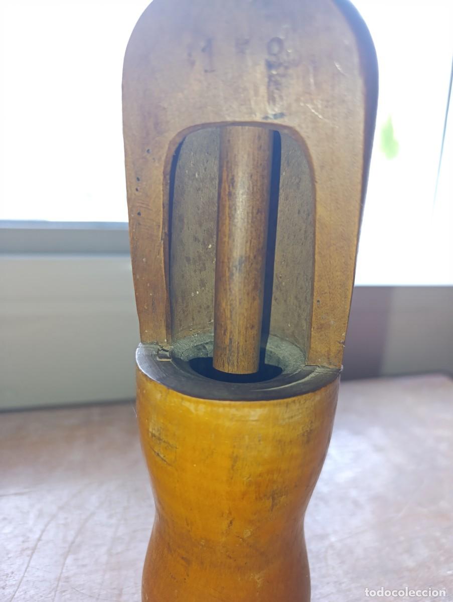 Antig&uuml;edades: Antiguo encorchador de madera - Foto 3