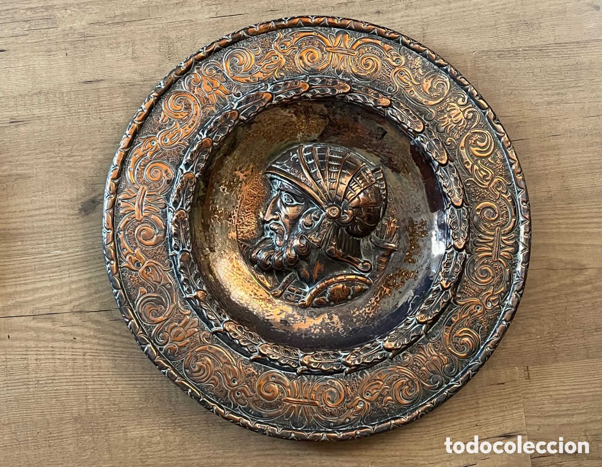 Antig&uuml;edades: PAREJA DE TONDOS DE COBRE CON RELIEVES - Foto 2