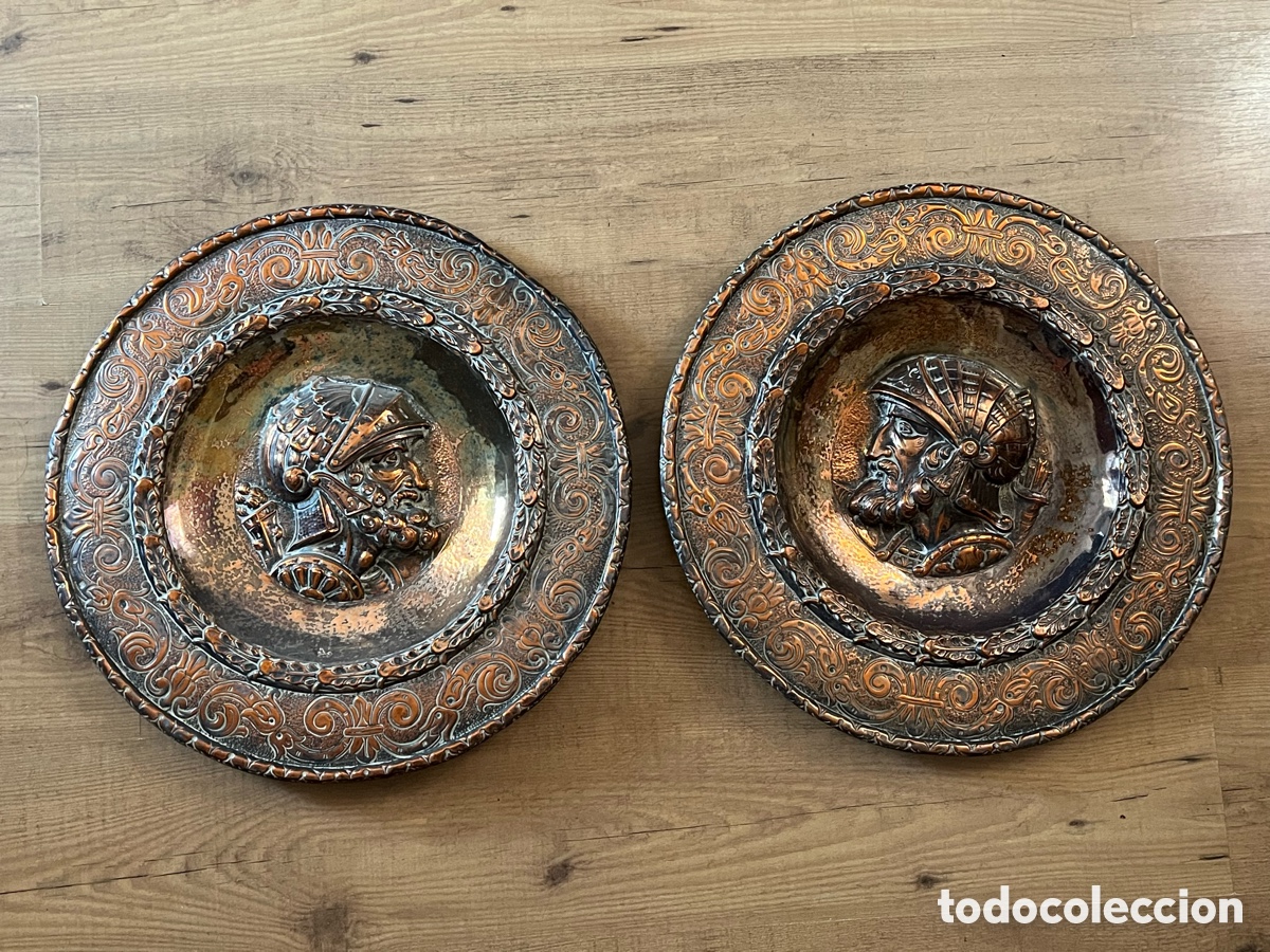 Antig&uuml;edades: PAREJA DE TONDOS DE COBRE CON RELIEVES - Foto 1