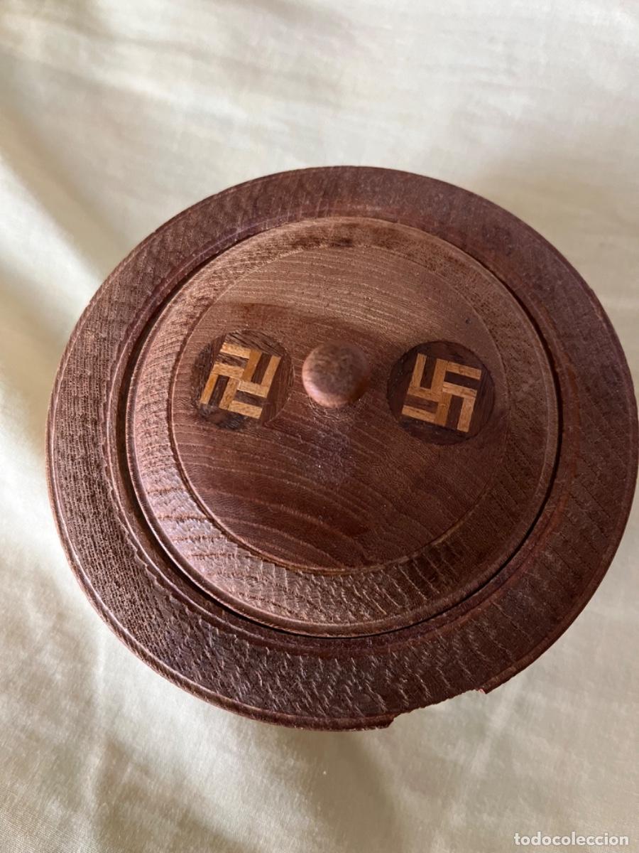 Antig&uuml;edades: Bombonera de madera con esv&aacute;stica - Foto 1